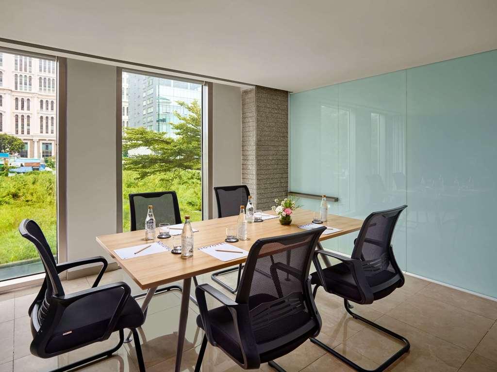 Novotel Living Saigon South Khách sạn