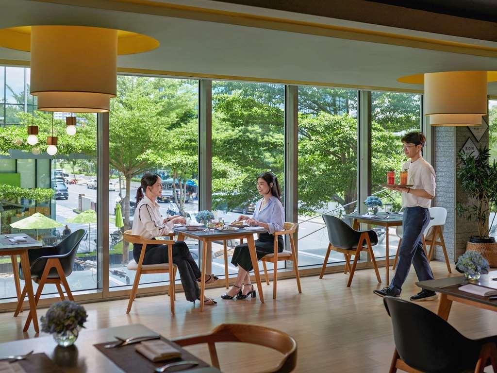 Khách sạn Novotel Living Saigon South
